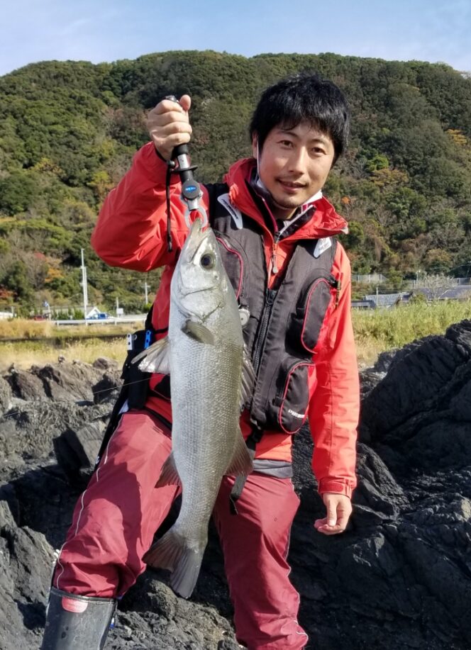 写真：磯釣りをしている濵田さん