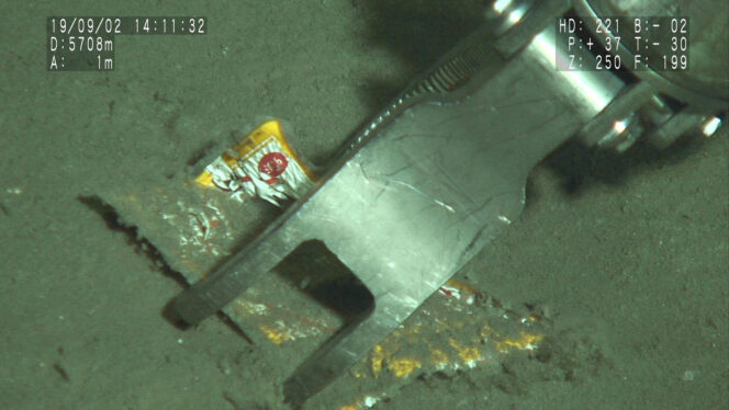 深海に沈んでいるごみを回収するしんかい6500
