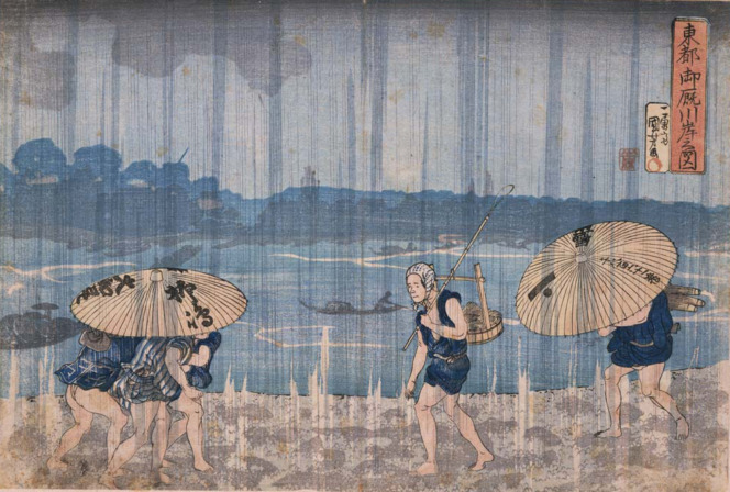 浮世絵。雨の中、川岸を往来している男性が5人。うち左側の3人は身を寄せ合いながら一つの番傘をさして歩いている。三人とも傘で顔は見えない。真ん中には竿をもっている男性。傘はささず左側へ向かって歩いている。一番右にいる男性は一人で番傘をさして左へ向かって歩いている。傘で顔は見えない。