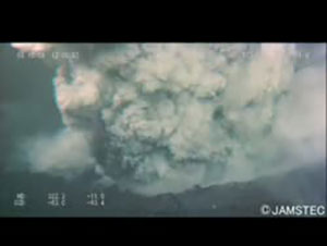 マリアナ弧 NW Rota-1で撮影された、海底火山の噴火の様子（NT05-17行動、HPD第0480潜航）