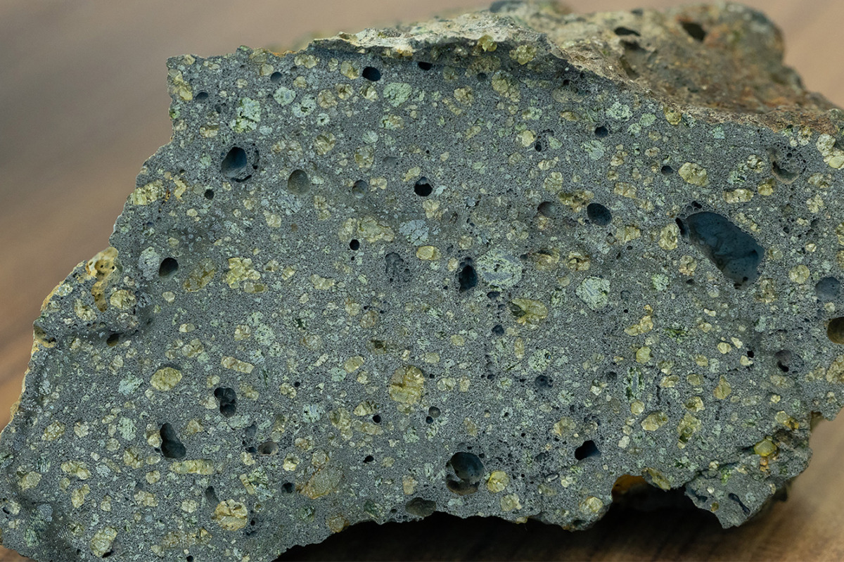 海底火山から見つかった「アンカラマイト」から大陸形成の謎に迫る