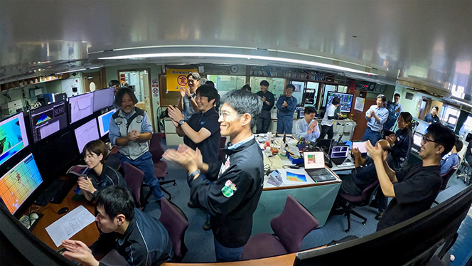 深度8000m到達＆潜航時間30時間！自律型無人探査機の日本記録を樹立