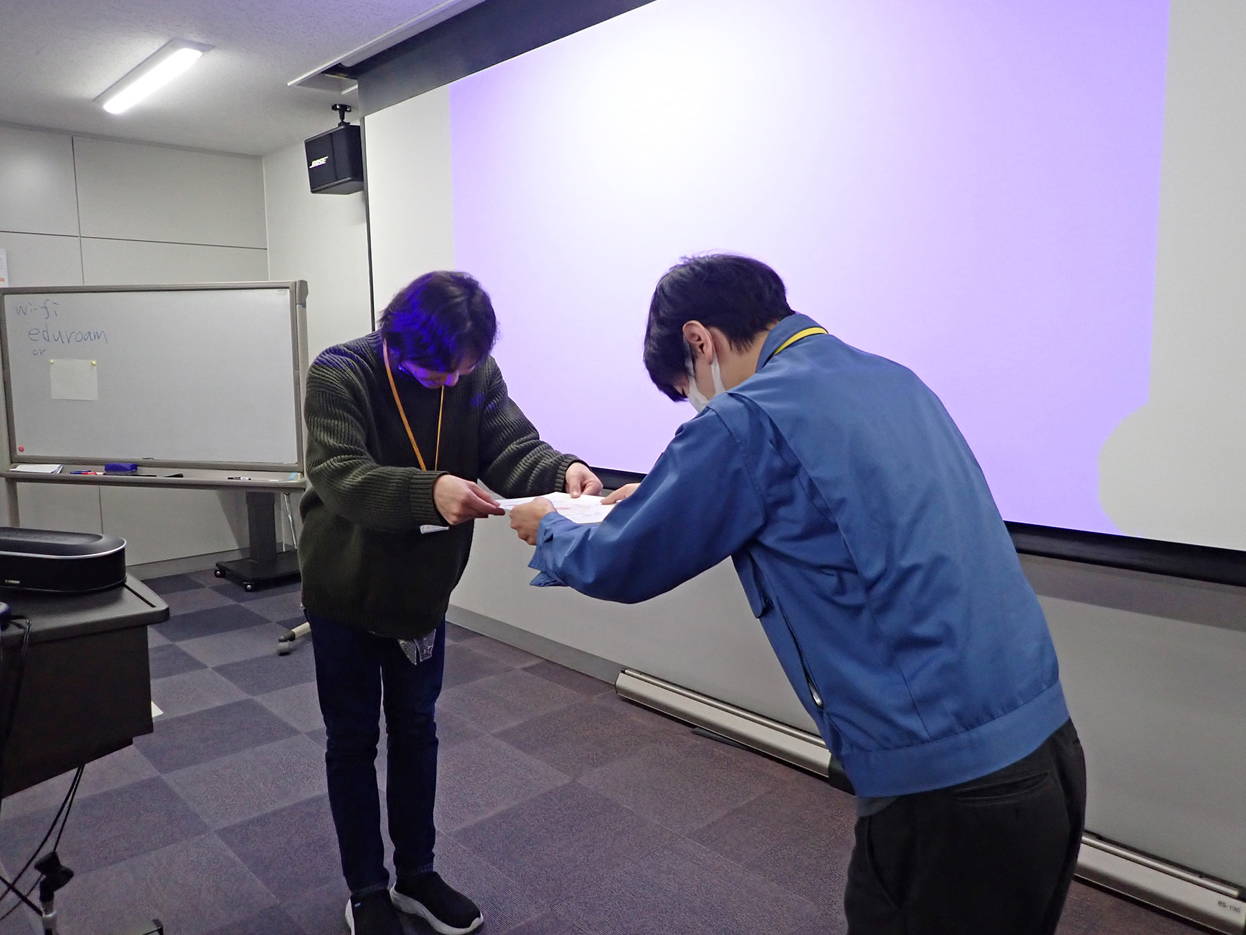 閉校式での修了証授与