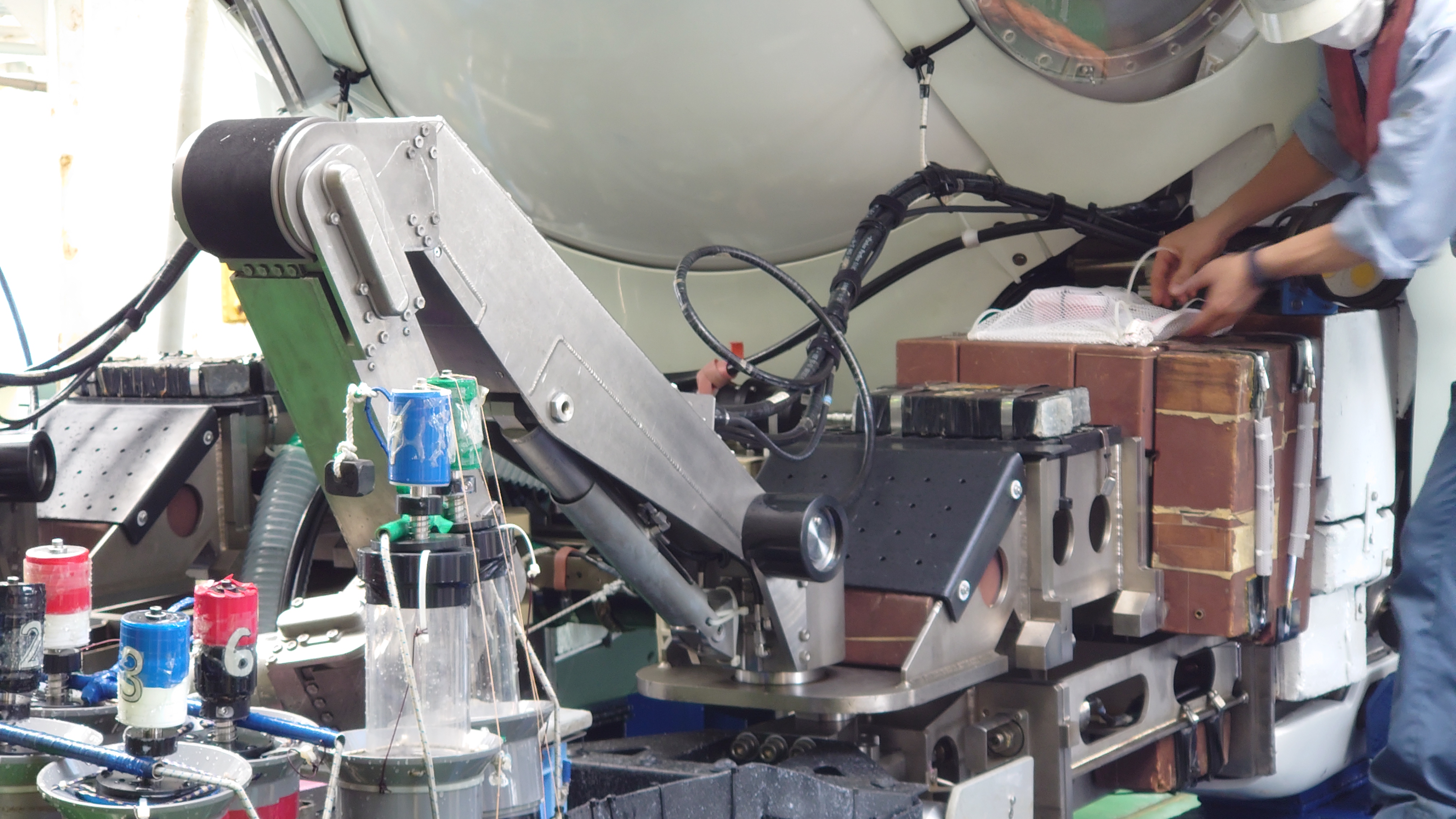 船上での作業や試験の様子