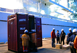 2008年2月。「ちきゅう」からのコア荷 下ろし風景。高知新港にて