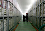 第2コア冷蔵保管庫で作業するスタッフ, 2008