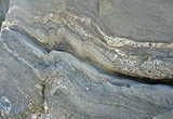 珪質変成岩（徳島県祖谷地方）。四国中央部に分布する三波川変成帯の珪質片岩。見た目はチャートに見えますが、紅廉石や赤鉄鉱などの変成鉱物が含まれています。