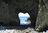 高知県指定天然記念物「白山洞門」(高知県土佐清水市)。
花崗岩が波の作用で削られてできた大きな海食洞。