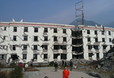 中国汶川地震で破壊された建物。5階建ての建物の1階部分は完全に潰れています。