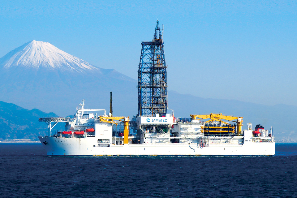 地球深部探査船「ちきゅう」