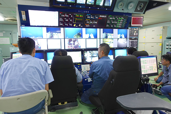左舷:無人探査機「KM-ROV」の説明画像