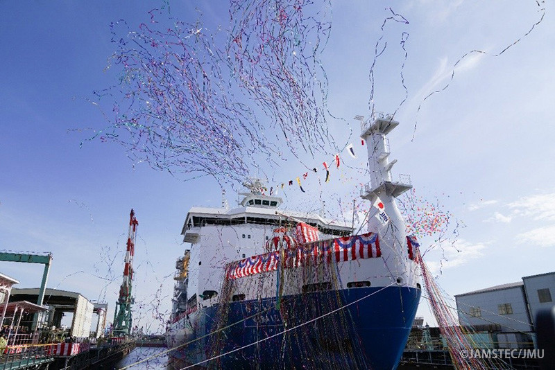 青空のもと、華やかに門出が祝われました。