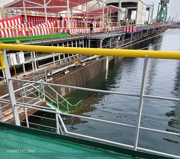 建造ドックの端の水に沈む階段。