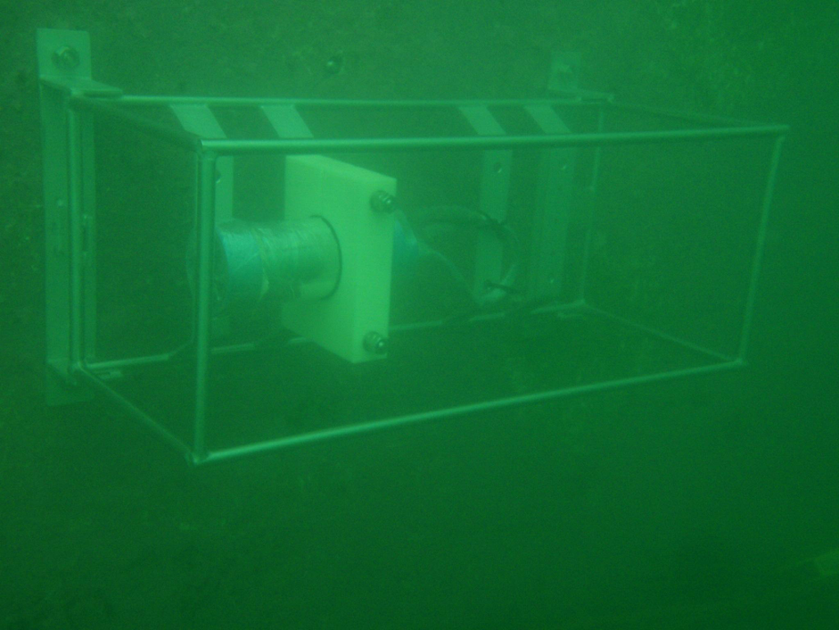 海底付近に固定されたセンサー