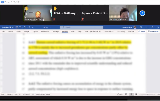 写真：コンタクトグループ(CG)での議論の様子。「政策決定者向け要約」原稿の一文一文をハイライトしたうえで、参加各国の代表が意見を述べ、著者が回答しながら修正案を示していく。セクションA4についてのCGの司会を筆者（右端）が務めた。（画面キャプチャ協力：日本気象協会）