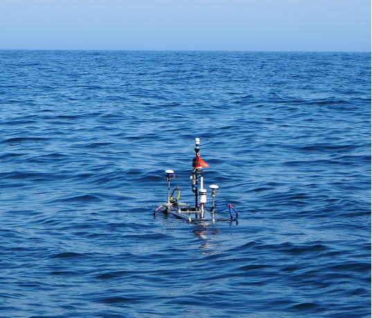 根室半島沖の海底地殻変動観測点で航行するWave Glider