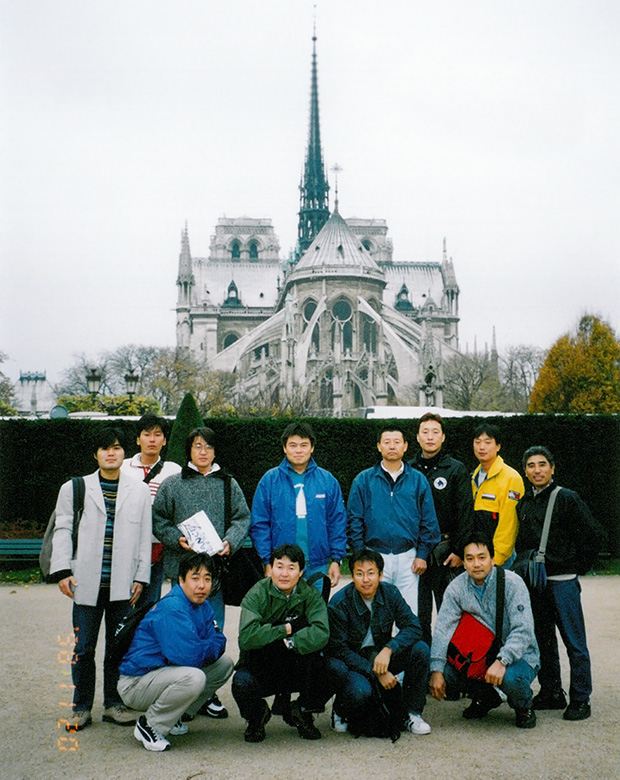1998年の運航チーム(パリのノートルダム寺院を背景に)
