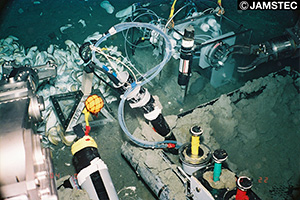 熊野舟状海盆での時系列採水器の設置作業