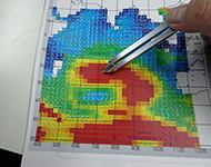 気象予想図（赤色が波高4ｍ以上の海域）