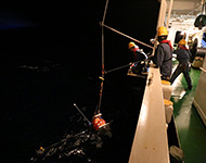 夜通しで海底電位差磁力計（OBEM）回収作業2