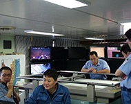 潜航中の総合指令室