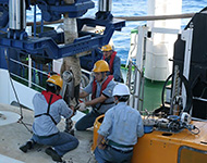 吊り揚げ索の取付と潜水船のハッチの最終点検