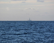 水平線上に見える掘削船「CAROLINA」