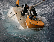 第1348回潜航　吊揚げ索の取付作業