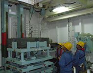 潜航前のバラスト装着は甲板部、機関部との共同作業