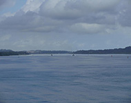 パナマ運河。画面中央右側の船の奥が入口になります。