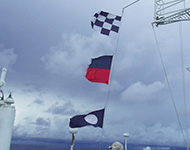 潜航調査中、「よこすか」の前部マストに掲げられる国際信号旗