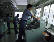 潜水船の着水作業中の後部操舵室の様子