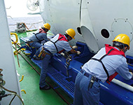 潜水船を台座に固定する作業