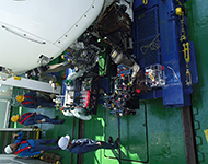 潜航前、左右のサンプルバスケットには海底に設置する実験装置が隙間なく搭載されています。