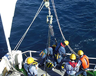 船尾からワイヤーロープの先端に付けられた採水器を海中に降ろして海水を採取します。