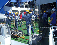 防火操練。船上で火災が発生した場合に備えて乗船者全員で訓練を行います。