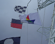 見づらいですが「海の日」の旗です。7月21日にマストに掲揚しました。「海の日」の旗の後に掲げられている3枚の旗ですが国際信号旗です。上から「N、E、2」で意味は「貴船は十分に注意して進行されたい。潜水艦がこの区域で演習中である」となります。「しんかい6500」の潜航調査中はこの旗りゅう信号をマストに掲揚して周囲を航行する船舶に注意を促します。

