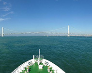 明石海峡大橋。右側が兵庫県神戸市、左側が淡路島。支柱間が1991mあり世界最長の吊り橋です。