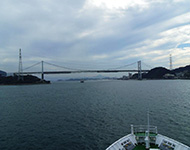 関門橋。右側が下関市壇ノ浦、左側が北九州市門司。関門海峡の最狭部に架けられています。