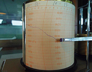 台風19号通過時の気圧計の記録。青い線が気圧で、台風の接近に伴って気圧が下がっているのが分かります。