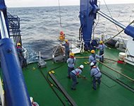 ワイヤーロープに繋いだ海底電位磁力計を静かに海面まで下ろし、ワイヤーロープの接続を解除すると錘の重さで沈み海底に到着します。