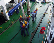 「しんかい6500」の着水揚収装置の点検。甲板部、機関部の共同作業で行います。