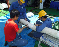 一等航海士、甲板部が吊上げ索の補修作業を行っています。