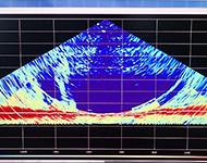 「よこすか」のマルチビーム音響測深器で熱水噴出孔の上を通ると噴出する熱水が海底から立ち上る煙のように見えます（画面中央やや左部分）。