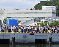 JAMSTEC横須賀本部の専用桟橋からたくさんの人達に見送られて出航しました。