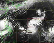 7月5日の気象衛星の写真（左から台風10号、9号、11号）。中央の台風9号の赤い枠の南側（下側）が調査海域です。