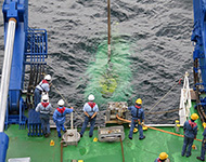 今年の沈降試験は、東京湾の濁りが少なく全没した「しんかい6500｣の姿を船上からも確認することができました。