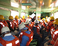 救命艇の船内。「よこすか」の両舷に各1隻ずつ装備されている救命艇は1隻でも全乗船者（定員60人）が乗込み避難することができます。