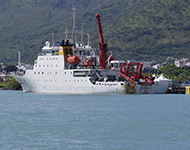 中国の調査船「向陽紅10」。搭載している4,500m級と6,000m級の2隻の中国製AUVを搭載していて、南西インド洋海嶺の調査を行っています。
