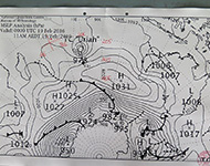 南半球の天気図、下側中央が南極です。上部中央左にサイクロン「URIAH」、その西側部分（左側）が調査海域となります。